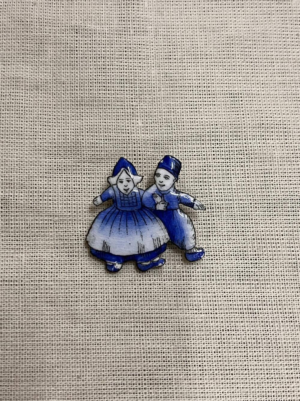 Broche in de vorm van Hollands stel, blauw/wit
