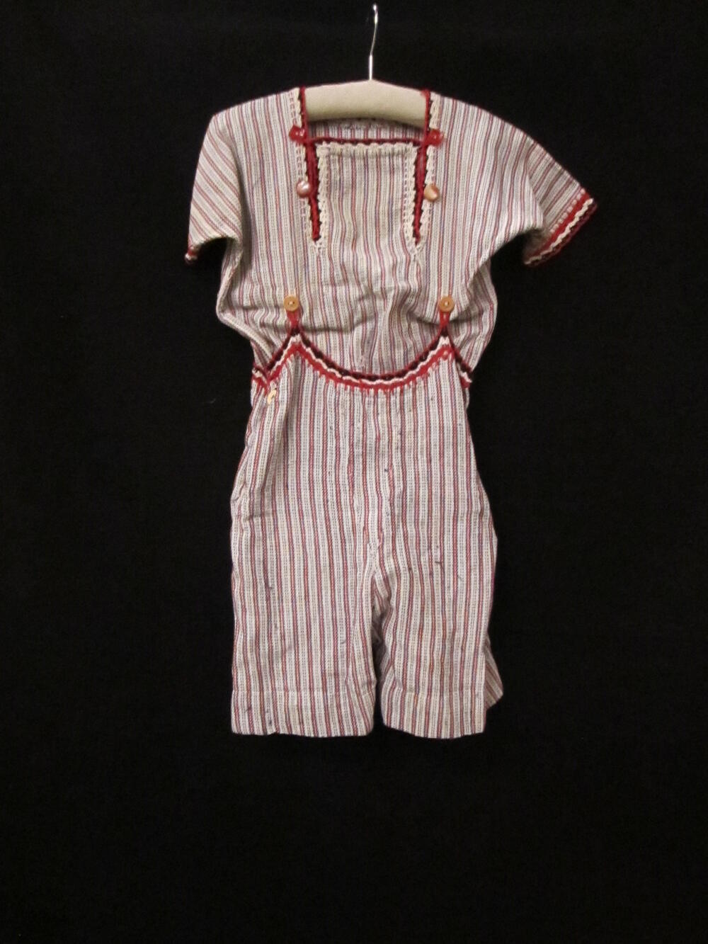 Zomerknooppakje (kind) bestaande uit blouse en broek van rood/wit/blauw gestreept katoen