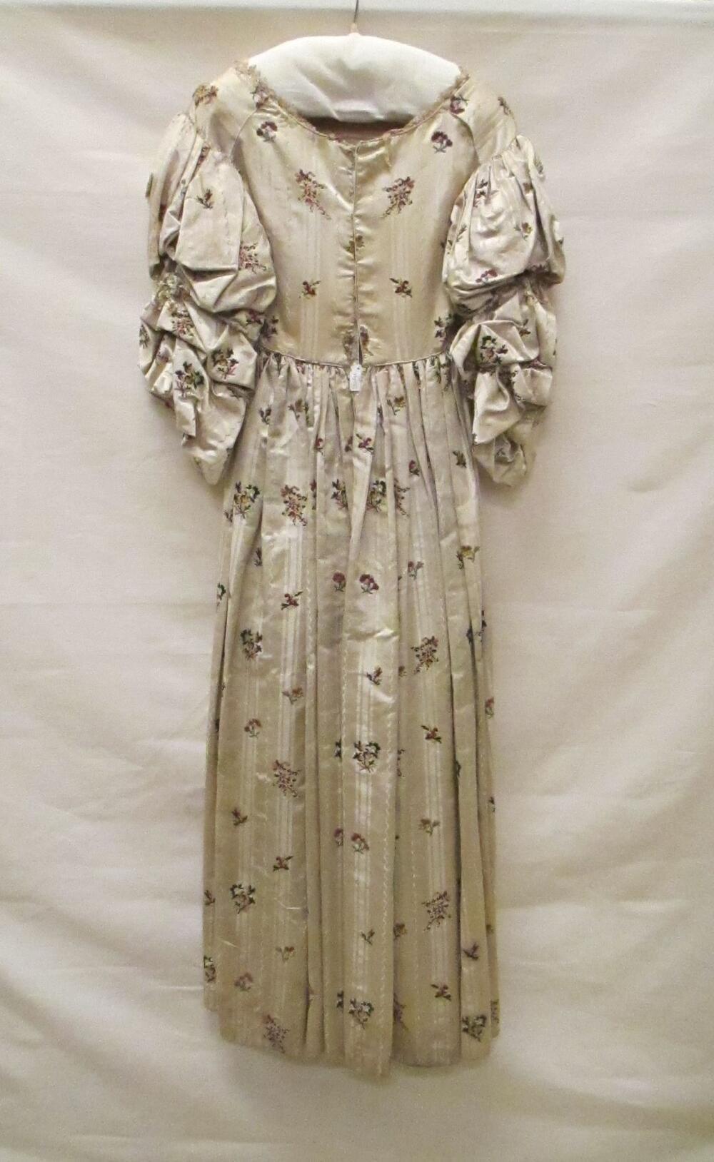 Verkleedjapon, vermaakt uit 18de-eeuwse japon en japon rond 1830, van beige zijde met gebrocheerd…