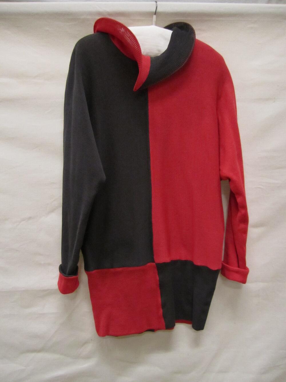 Ensemble bestaande uit mini-jurk, van dubbele laag anthracietkleurige en rode katoenen tricot…