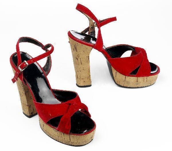 Een paar vrouwensandalen