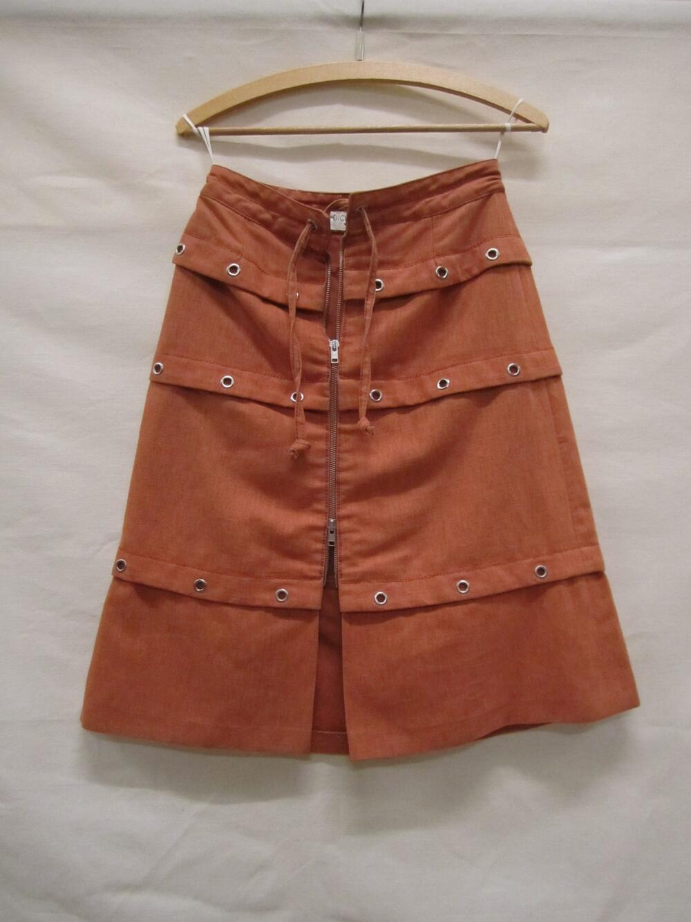 Ensemble, bestaande uit trui of jumper van oranje tricot en rok van oranje canvas met metalen…