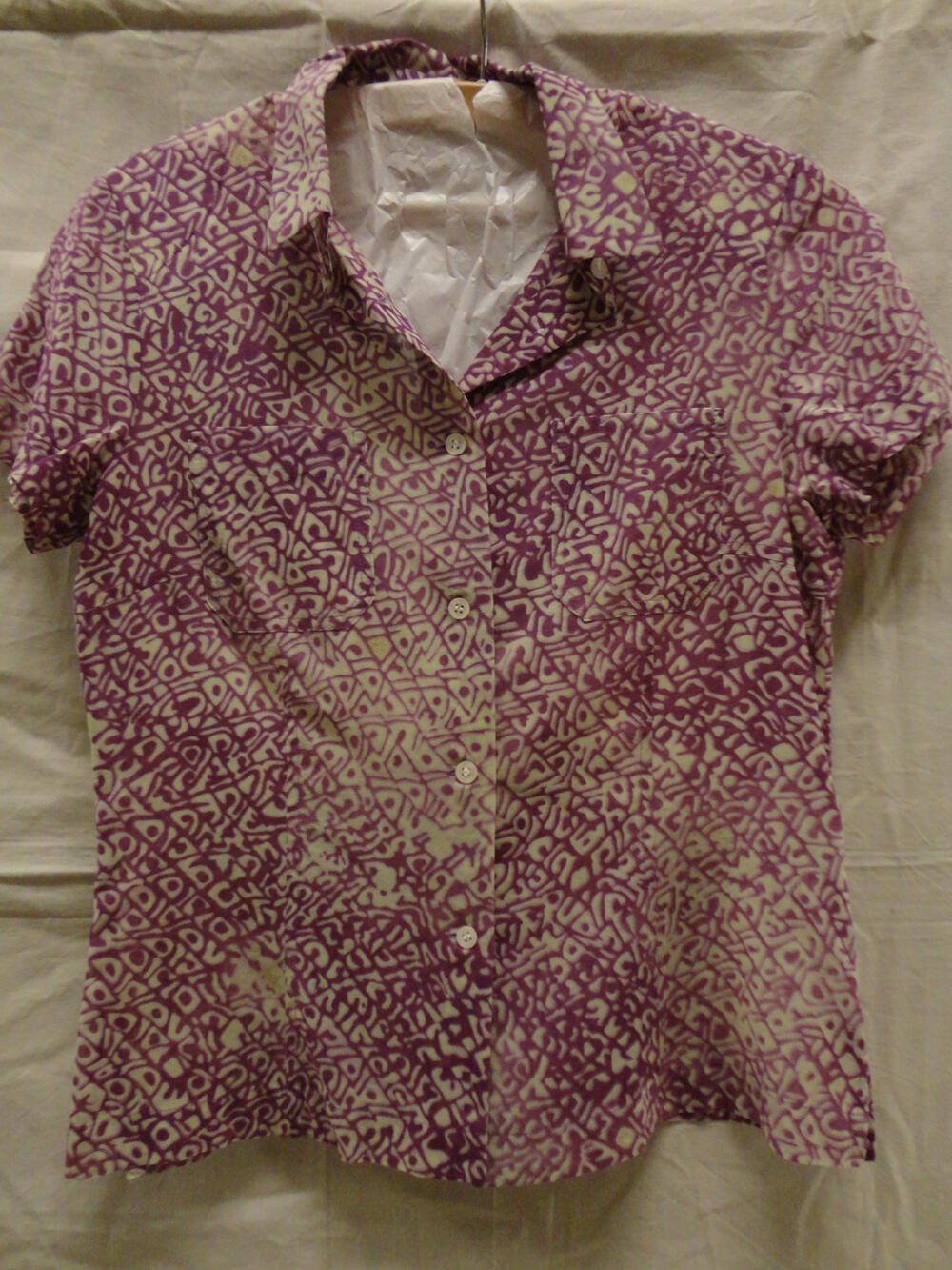 Blouse met korte mouw van bedrukt katoen met paars fantasieblokmotiefje op licht fond