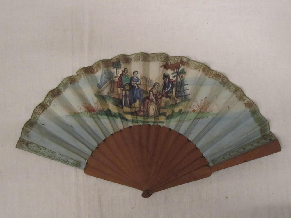 Vouwwaaier, montuur van bruin hout, blad van papier beschilderd met twee historische koppels op…