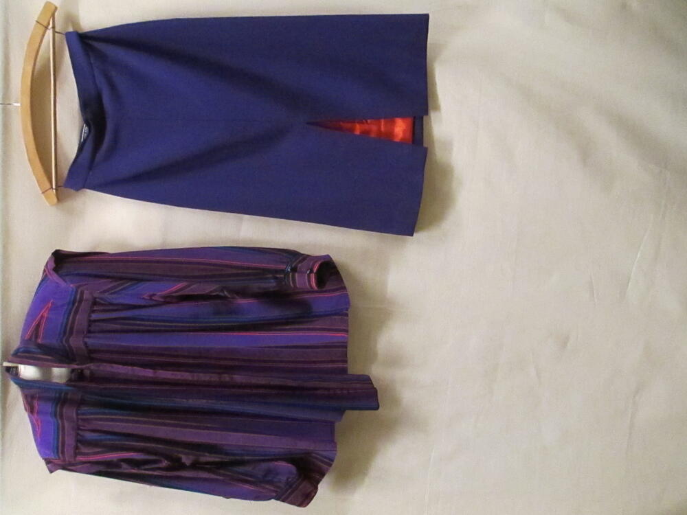 Ensemble, bestaande uit blouse van paars/zwart/fuchsia/rood/blauw gestreepte kunstzijde en paarse…
