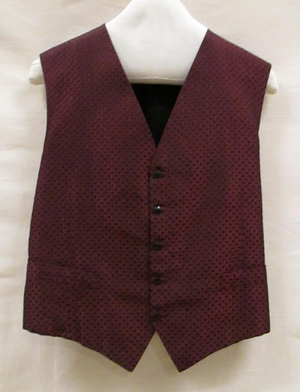 Vest (man) van donkerrode/zwarte zijde met ingeweven zwarte stippels, achterpand van zwarte tricot…