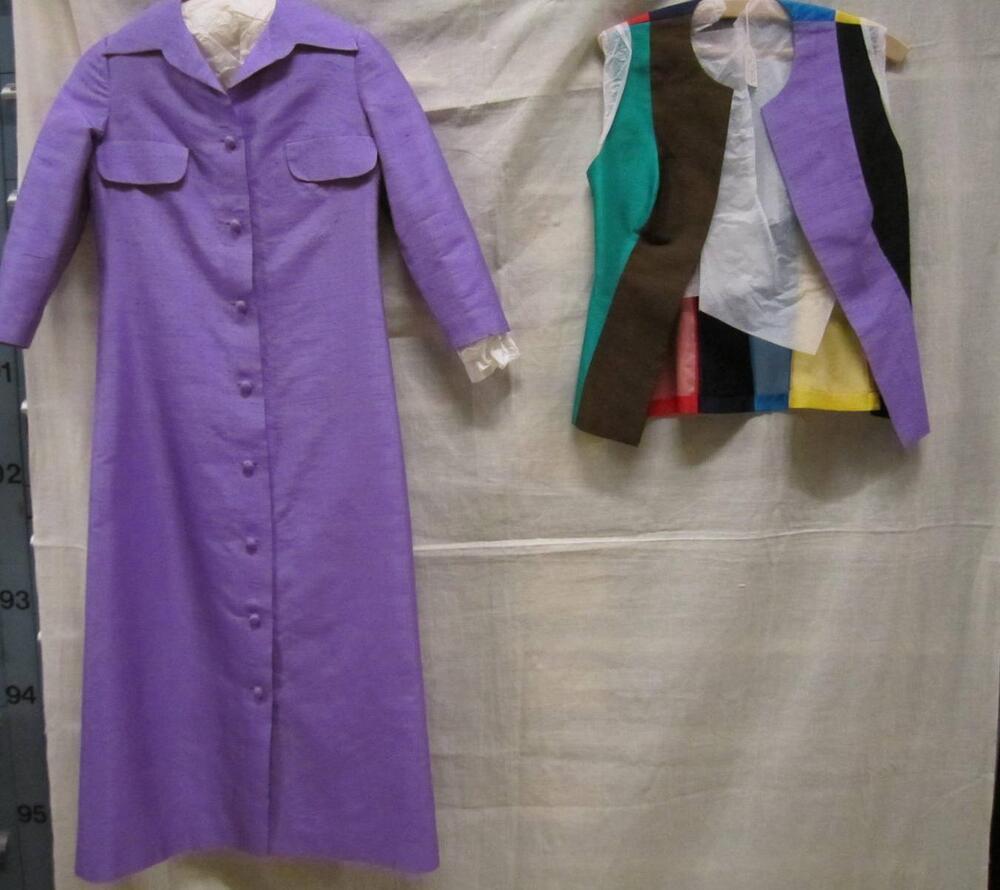 Ensemble: robe-manteau van lila thaizijde en vestje of gilet van diverse kleuren zijde