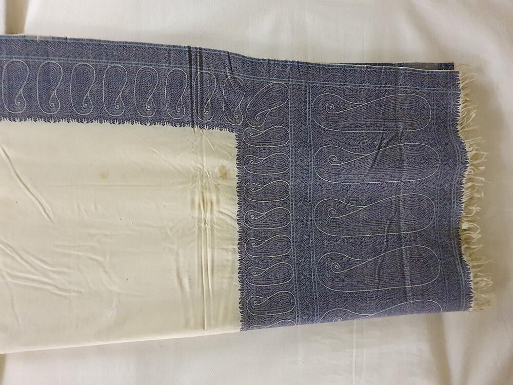 Kasjmirshawl met witte spiegel en randmotief in blauw