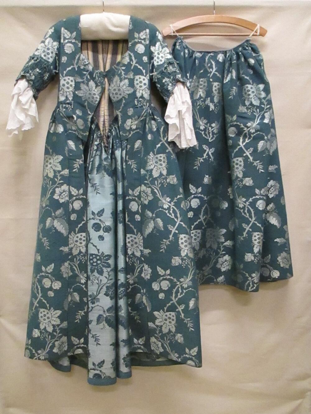Robe à l'anglaise, bestaande uit overkleed en rok, van zeegroen zijden damast met licht…