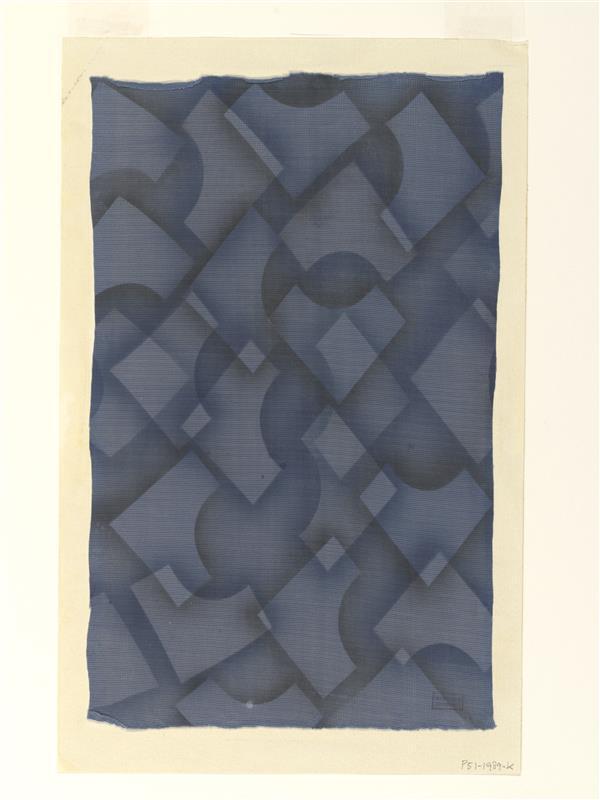 Stofstaal van kunstzijden tricot, bedrukt met geometrische motieven in blauw en zwart