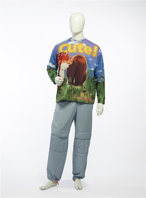 Broek van lichtblauw schuimrubber (polyamide) met oranje accenten, lang model met wijde pijpen die…