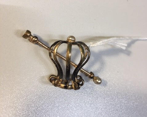 Broche in de vorm van kroontje, goudkleurig metaal met twee imitatieparels