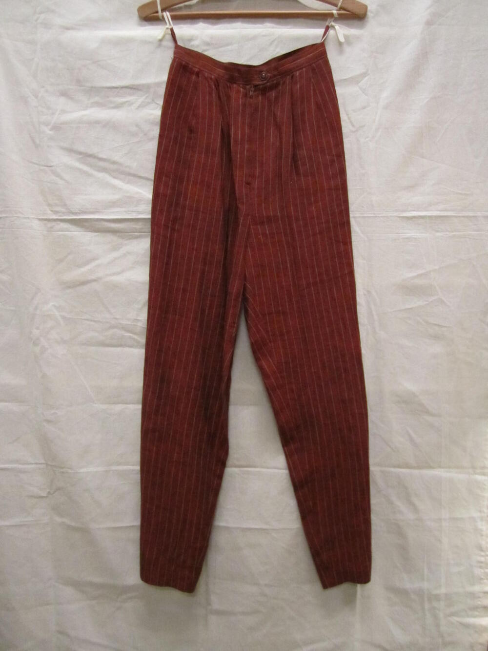 Lange broek van steenrood linnen met ingeweven lengte streep in beige, onderdeel van ensemble