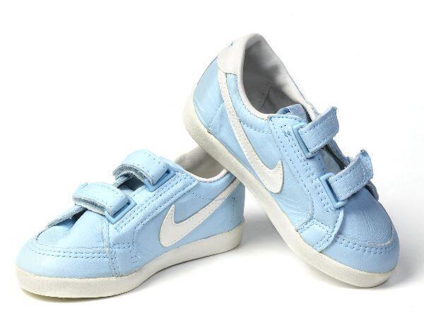 Een paar kindersportschoenen