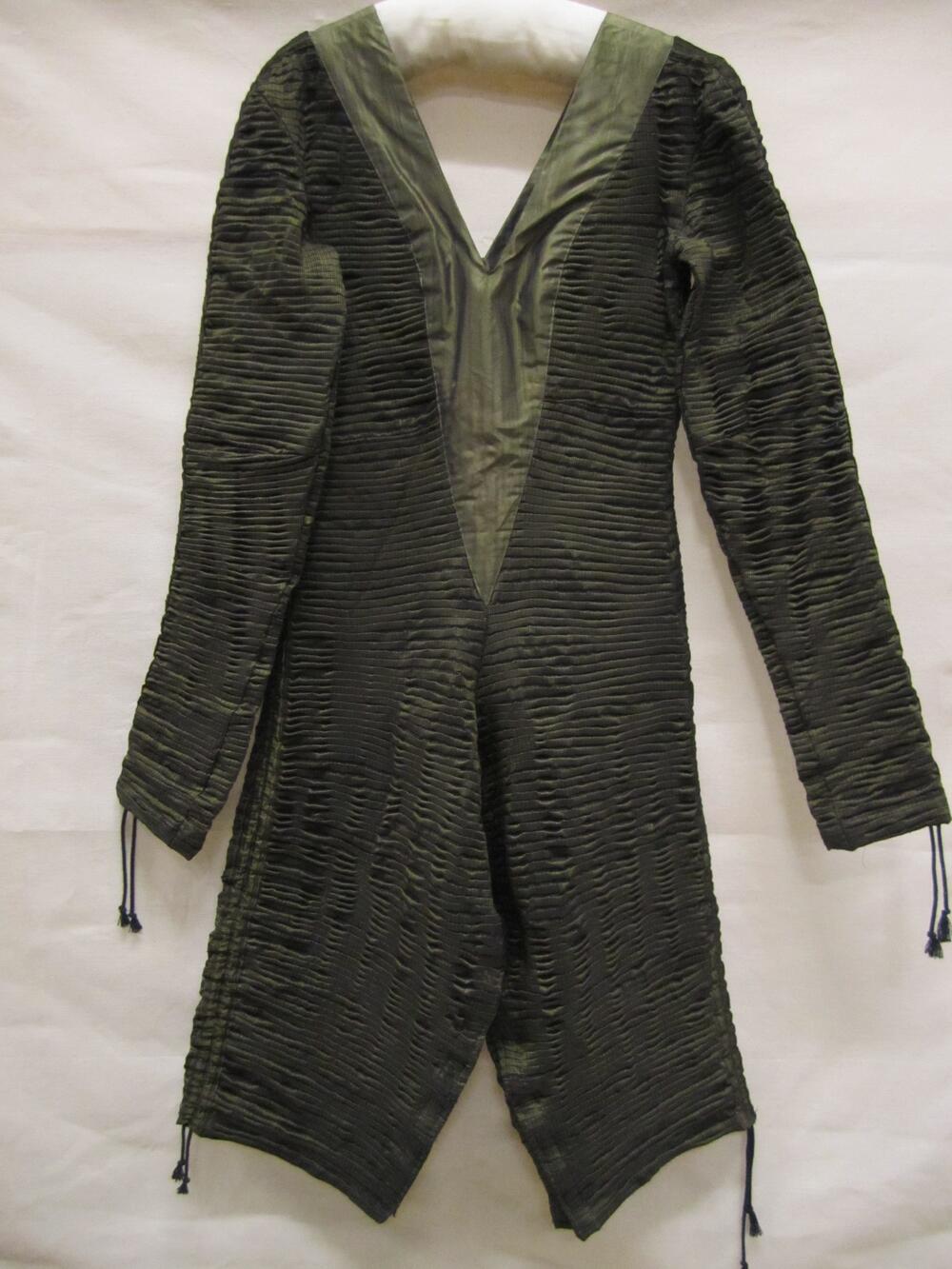 Jumpsuit van donkergroene glanzende synthetische stof, met relief in stofoppervlak, onderdeel van …