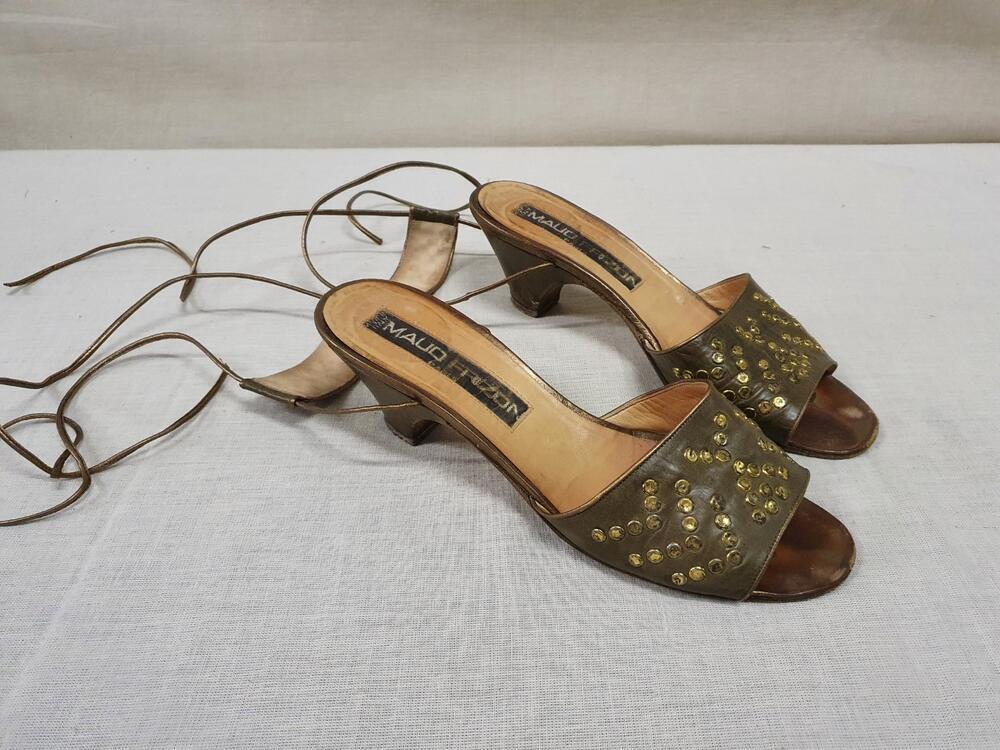 Een paar vrouwensandalen