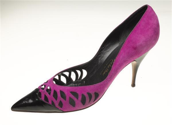 Een paar vrouwenschoenen