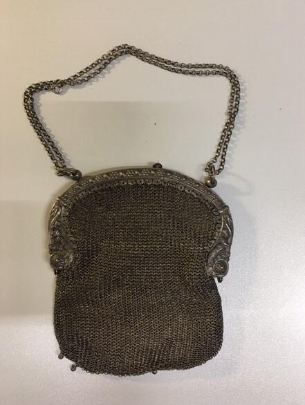 Tasje, zgn. maliënbeursje, met zilveren beugel, geheel bestaand uit metalen ringetjes met gehaakte…