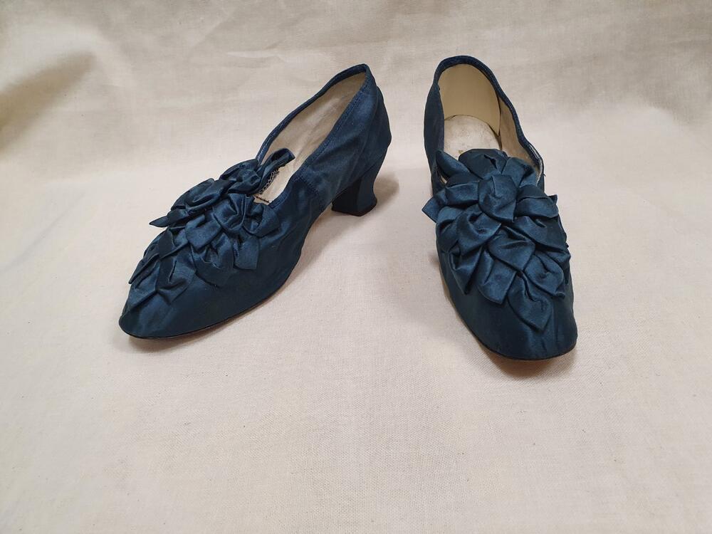 Een paar vrouwenschoenen