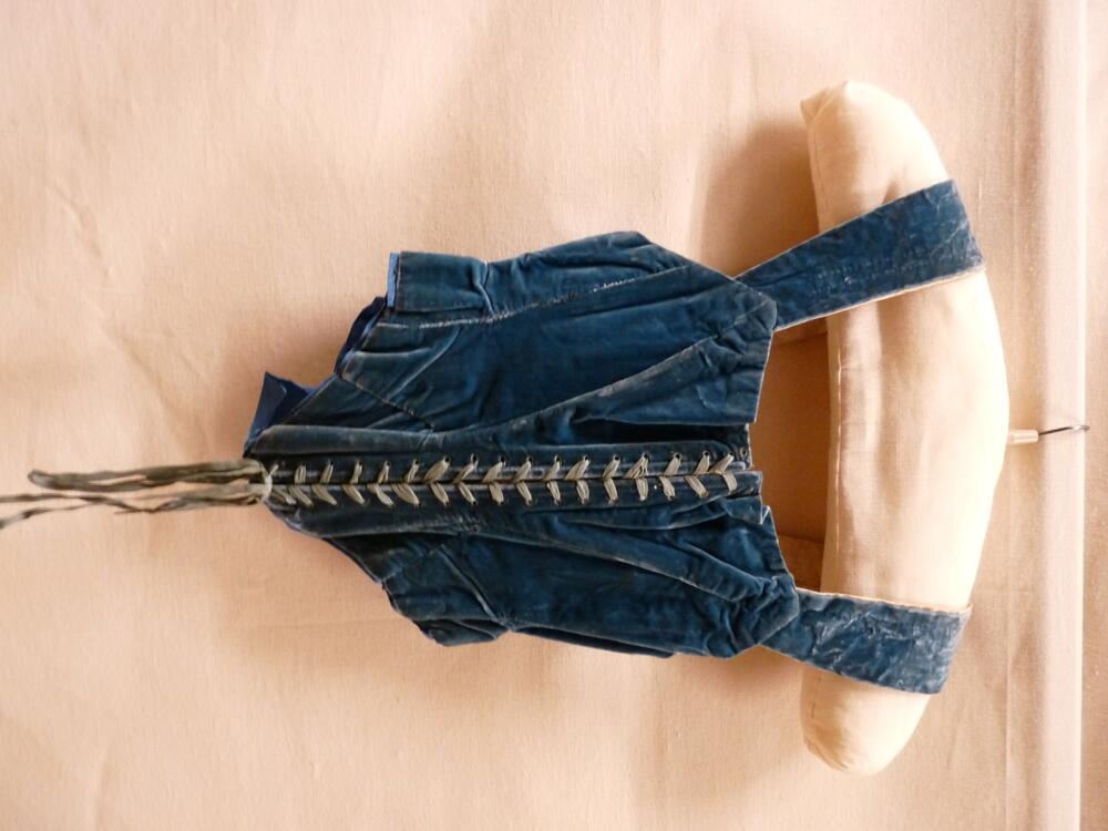 Japonlijfje van groenblauw fluweel, mogelijk van een toneel- of kinderverkleedkostuum