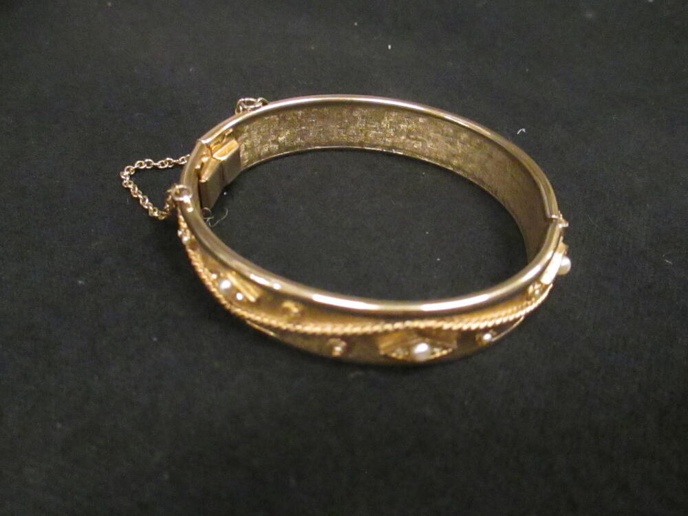 Armband, type 'bangle', van verguld metaal met getwijnd zigzagmotief en garneringen van…