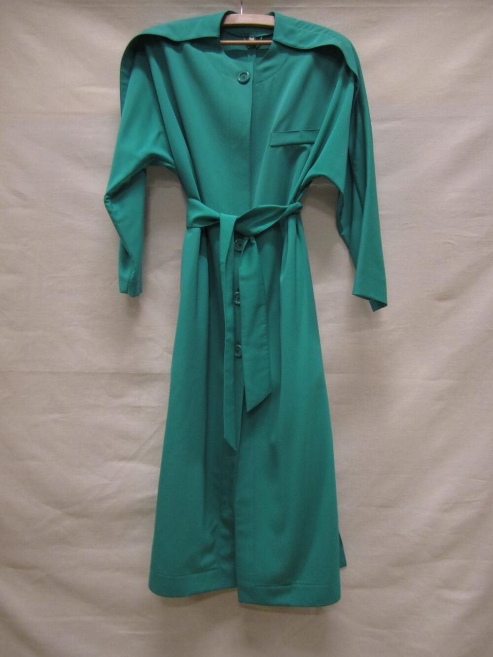 Jas, in model robe-manteau van groene wol met groene kunststof knopen met losse ceintuur