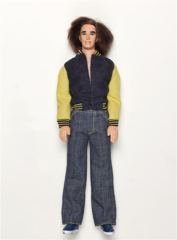 Mannenpop 'Ken', met bijpassende kleding: jack, broek, halsdoek, schoenen, borstel, jack, broek,…