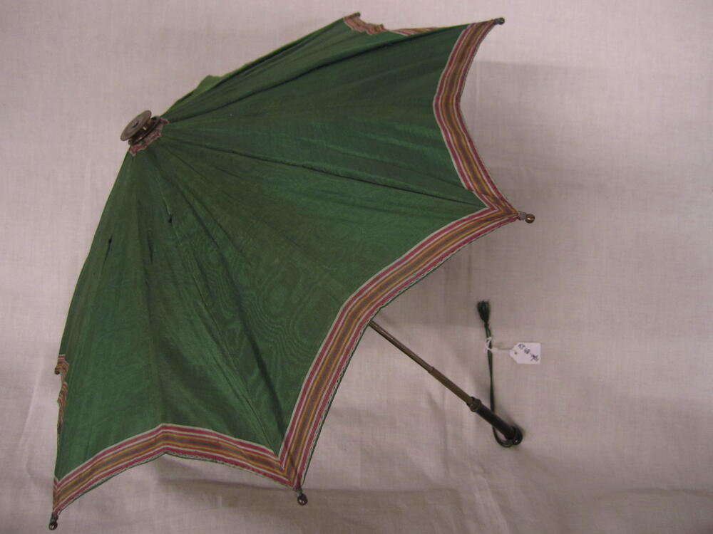 Parasol, scherm van groene moirézijde met rood/wit/geel randje, houten handvat
