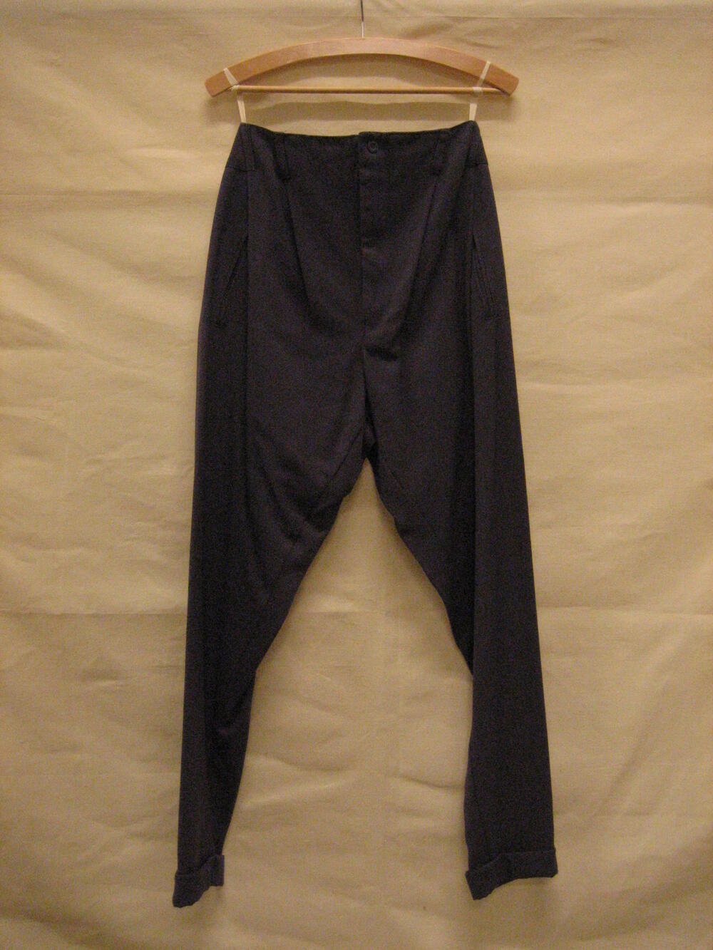 Broek van paarsblauw mengweefsel van viscose en polyestergaren, met een plooi links- en rechts…