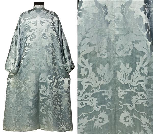 Ensemble van kamerjas of 'Japonse rok' (man) van blauwe zijdedamast met een paar muilen van blauwe…