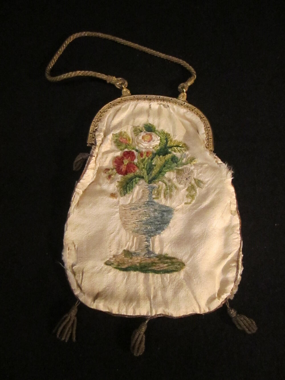 Beugeltasje, verguld beugeltje, tasje van crême zijde met chenille in blauw, groen, rood, wit, geel…