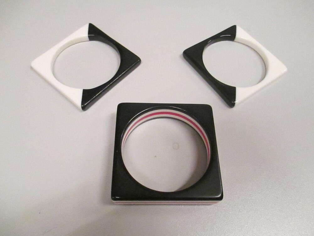 Set van drie vierkante armbanden ('Mod bangles'), twee van diagonaal gelamineerd zwart/wit…