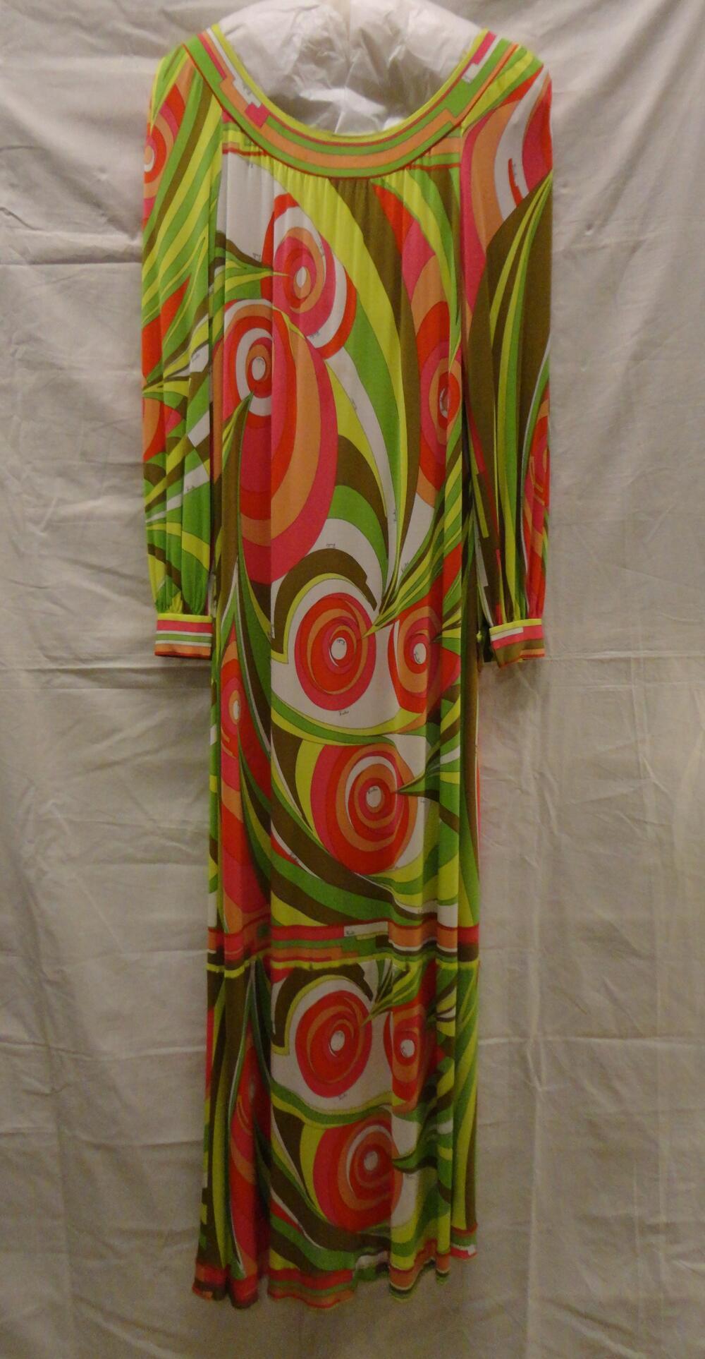 Jurk van bedrukt wit zijden/viscosetricot met gestileerd geometrisch motief van cirkels en…