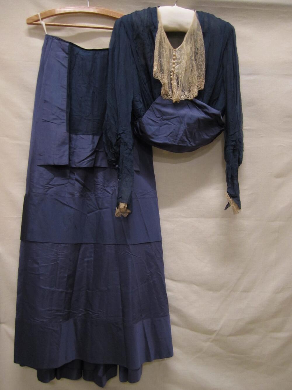 Japon, tweedelig, van donkerblauwe zijde satijn, deels overtrokken met blauwe zijden voile met…