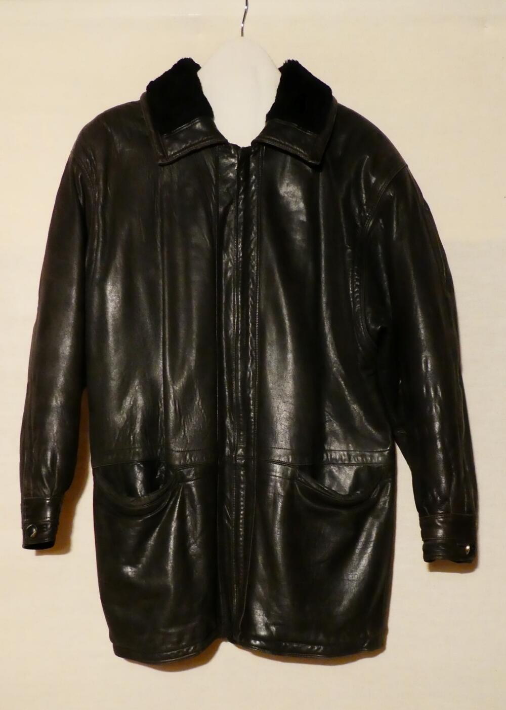 Jas (man) van glad zwart leer, vanaf taille met strook leer met zwart reliëf. Driekwartmodel, brede…