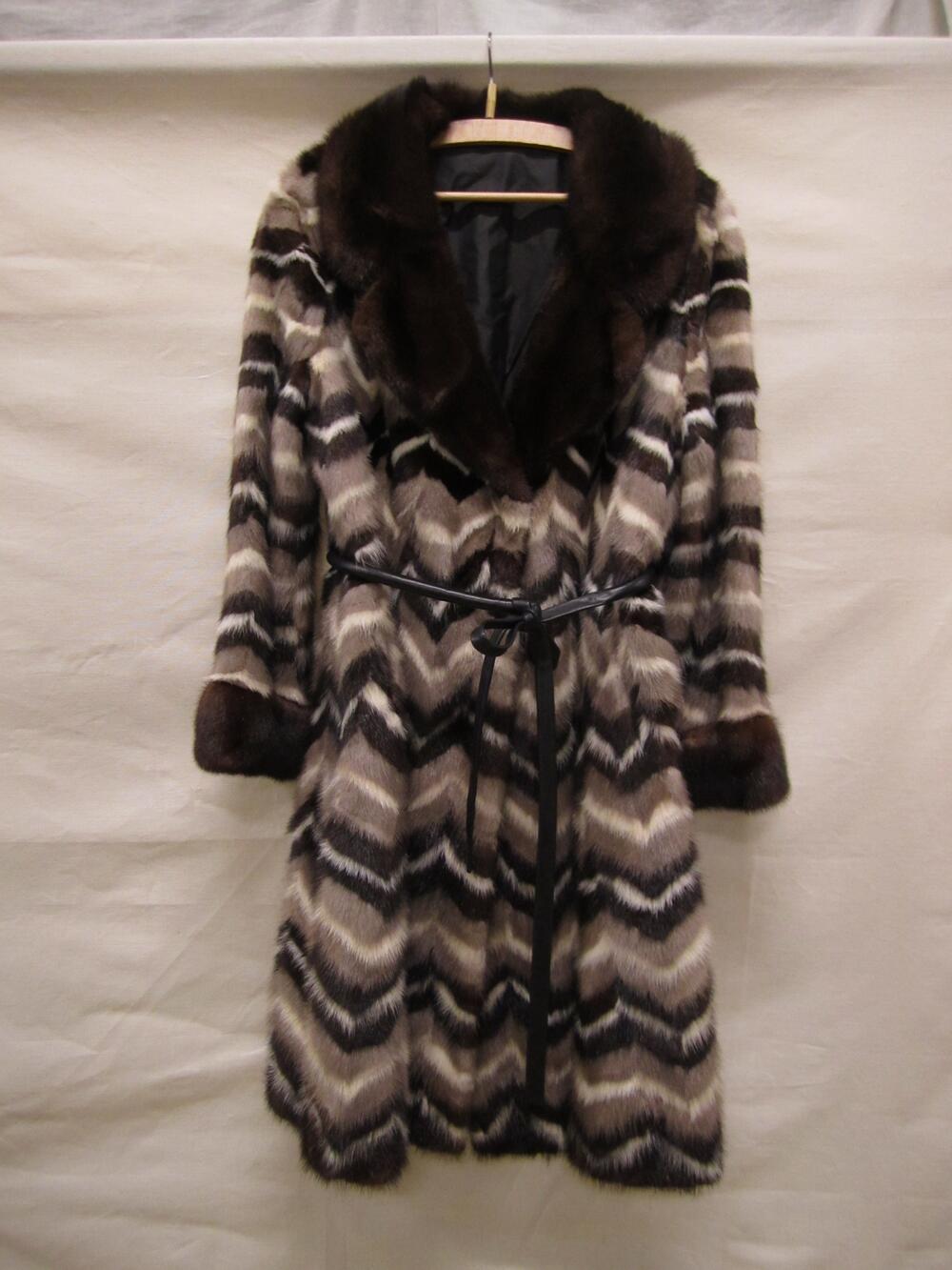Bontmantel van bruin, wit en beige nerts in zig-zag patroon,  reverskraag en manchetten van bruine…