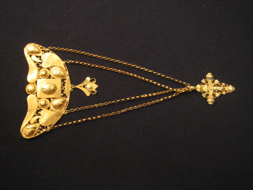 'Zeuge'; hanger/borstsieraad. Gouden plaque van plaatjes verbonden door filigrainkrulletjes,…