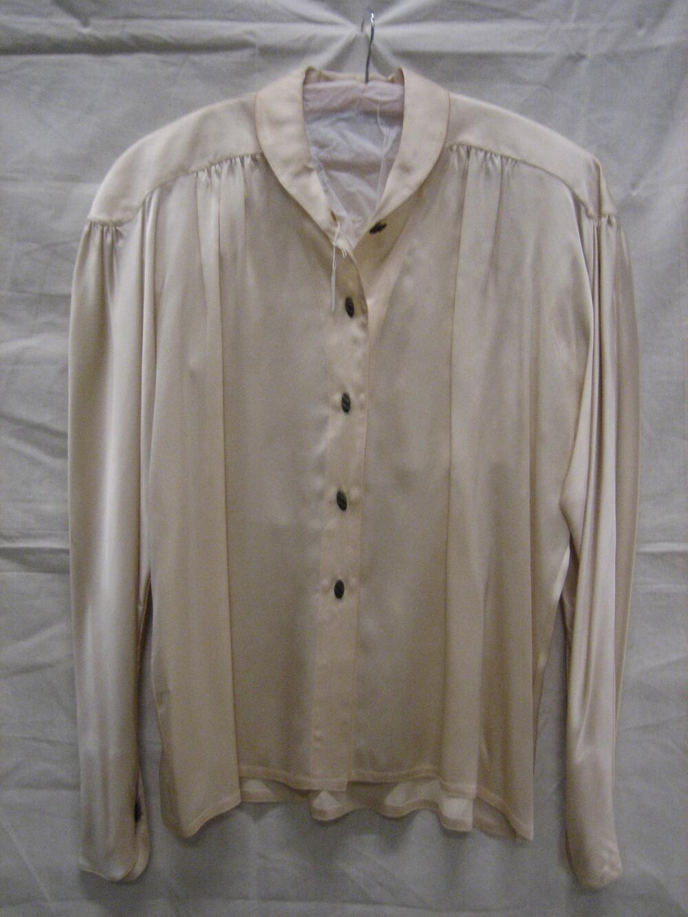 Blouse, van champagnekleurig crêpe satin, zijde, met metalen knopen in ovale vorm met streepreliëf