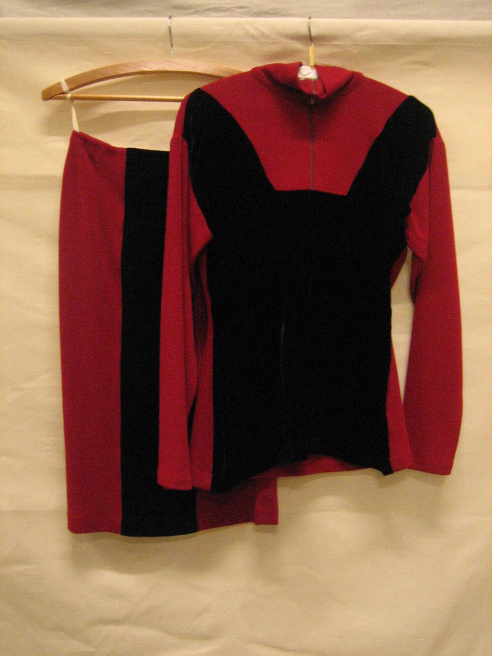 Set bestaande uit trui en rok van rood tricot en zwart fluweel