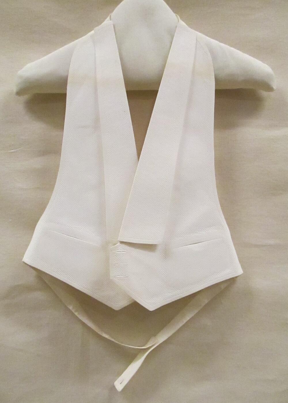 Vest (man) front van rokvest (tweedelig) van wit wafelpique met een shawlkraag