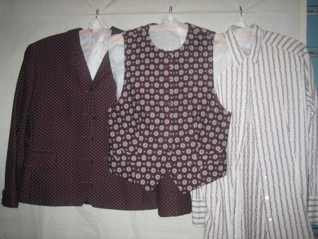 Ensemble bestaande uit blouse, gilet, jasje en strikdas
