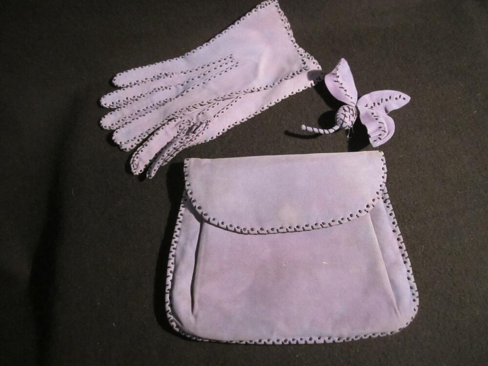 Accessoire-set van lavendelblauw suede met donkerblauw sierstiksel, bestaande uit een handtasje met…