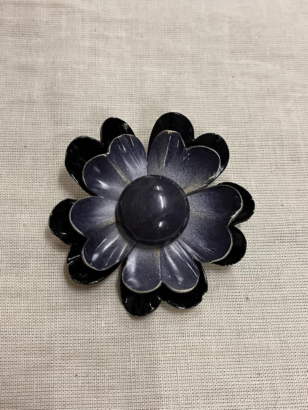 Broche in de vorm van bloem, zwart/wit