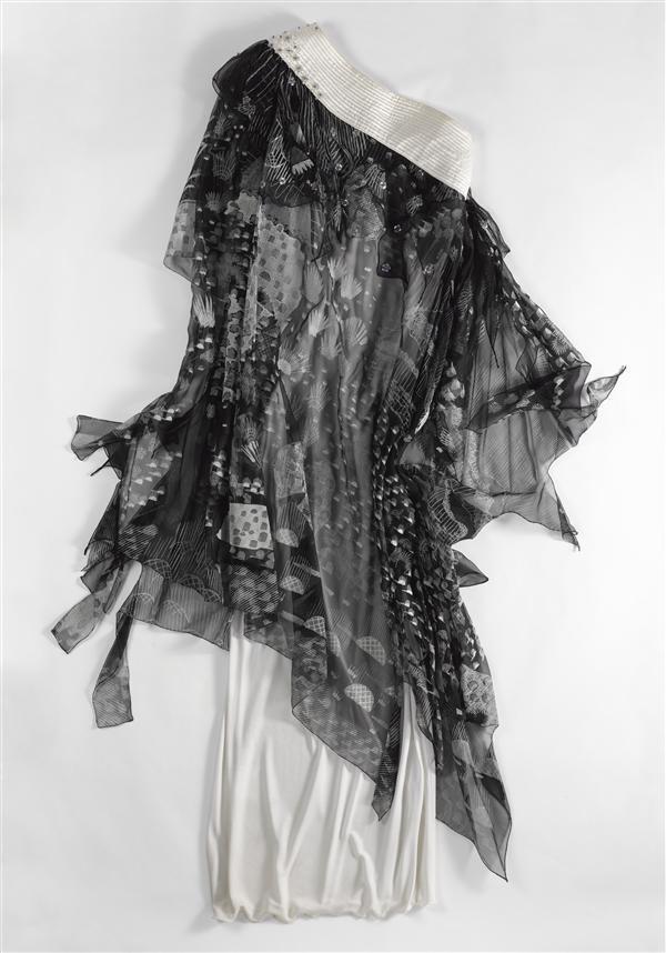 Avondjurk van zwart zijden crêpe en wit machinaal tricot, a-symmetrisch model, zgn. 'one-shoulder…
