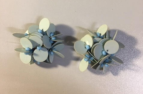 Oorclips, lichtblauwe pailletten en kraaltjes
