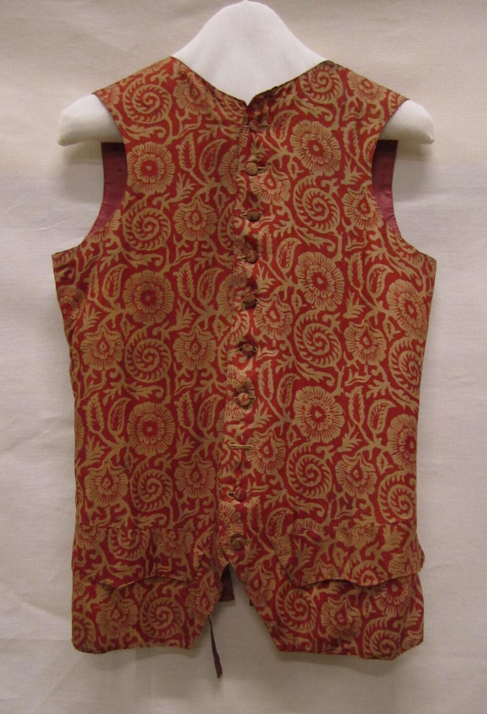 Vest (man) van bedrukte zijde, witte bloemen op rode achtergrond, rug van dubbele laag roze grein,…