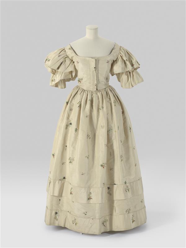 Avondjapon, bestaande uit rok, lijfje uit circa 1840 en lijfje uit circa 1895, van achttiende…