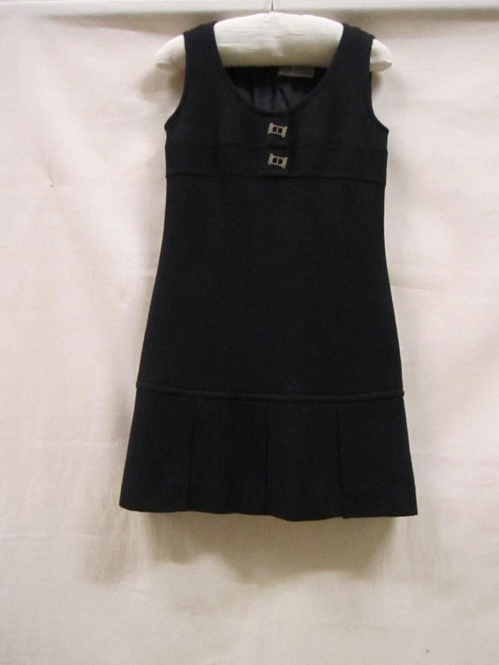 Mini-jurk van zwarte wollen tricot met 2 metalen applicaties
