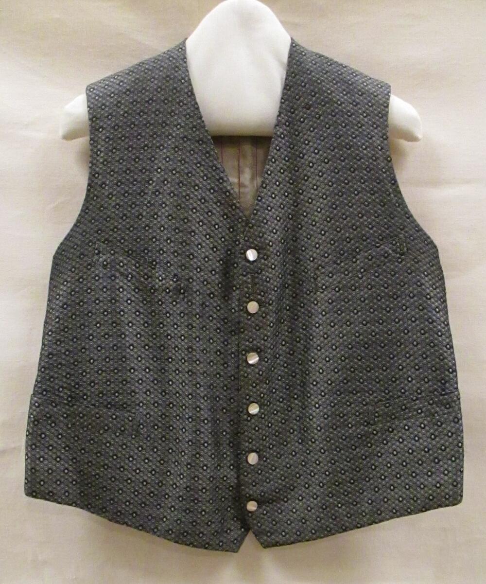 Vest (man) van zwart/witte zijde, geweven in zeshoekig motief met paarse stippen, achterpand van…