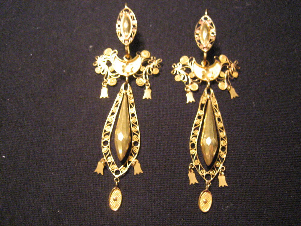 1 paar oorhangers, goud. Ovaal ornament van filigrain, waaraan sikkelvormig ornament, druppelvormig…